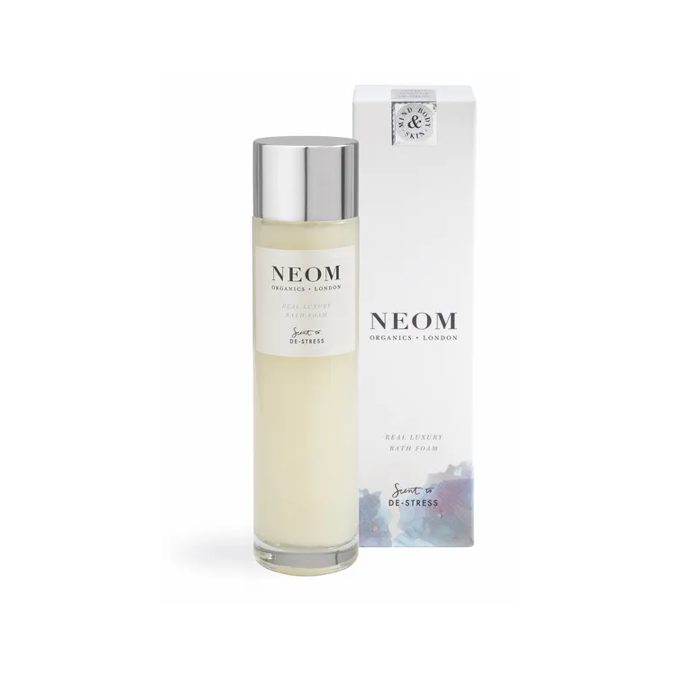 NEOM泡泡浴系列共有舒緩恬睡、皇家奢華和靜心舒眠3香氣可選，各200ml／1200元。品牌提供