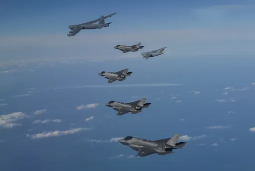 美日韓空軍在朝鮮半島聯合演習  美軍B-52與3國戰機齊飛