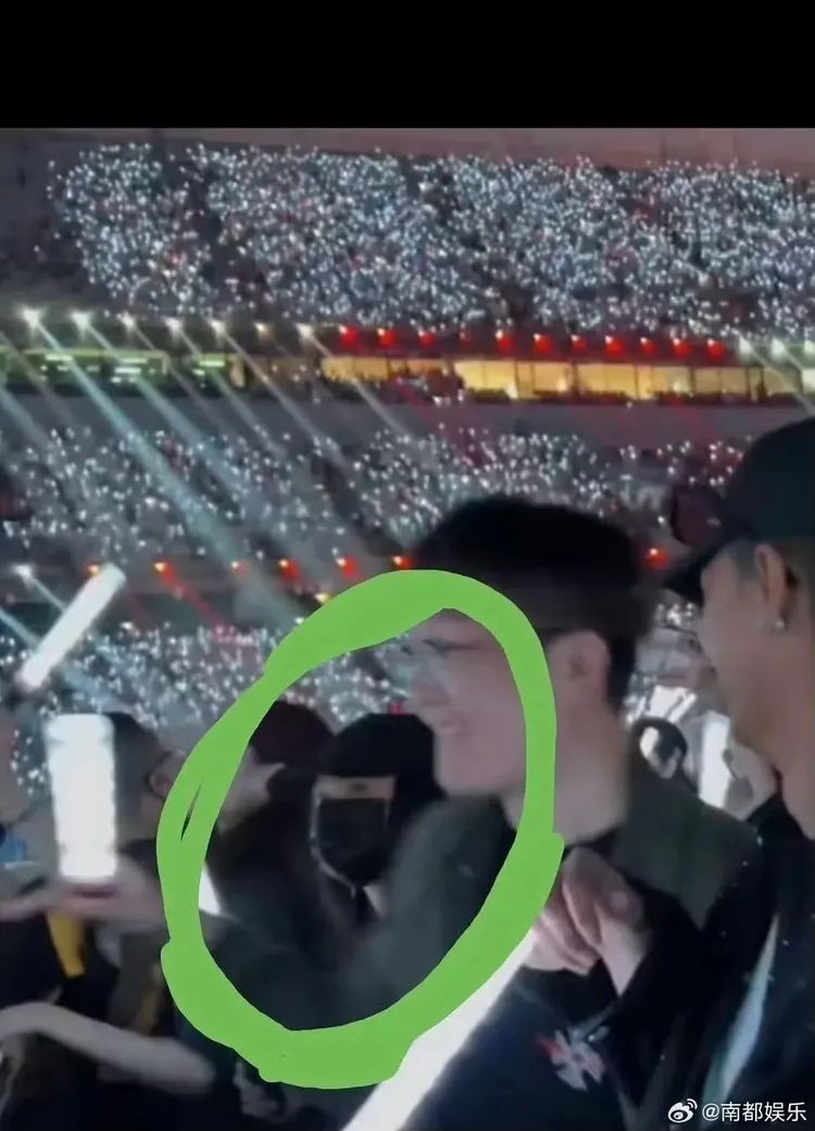 網上流傳該男子帶著女生去看演唱會，該女長得有點像趙麗穎（綠圈處）。翻攝南都娛樂微博