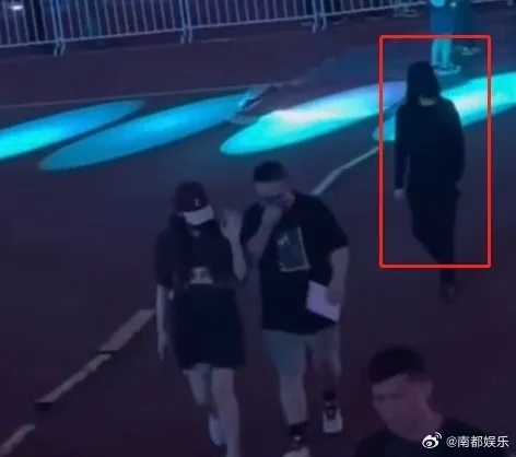 網上流傳有男星（紅框處）變裝戴假髮去看演唱會。翻攝南都娛樂微博