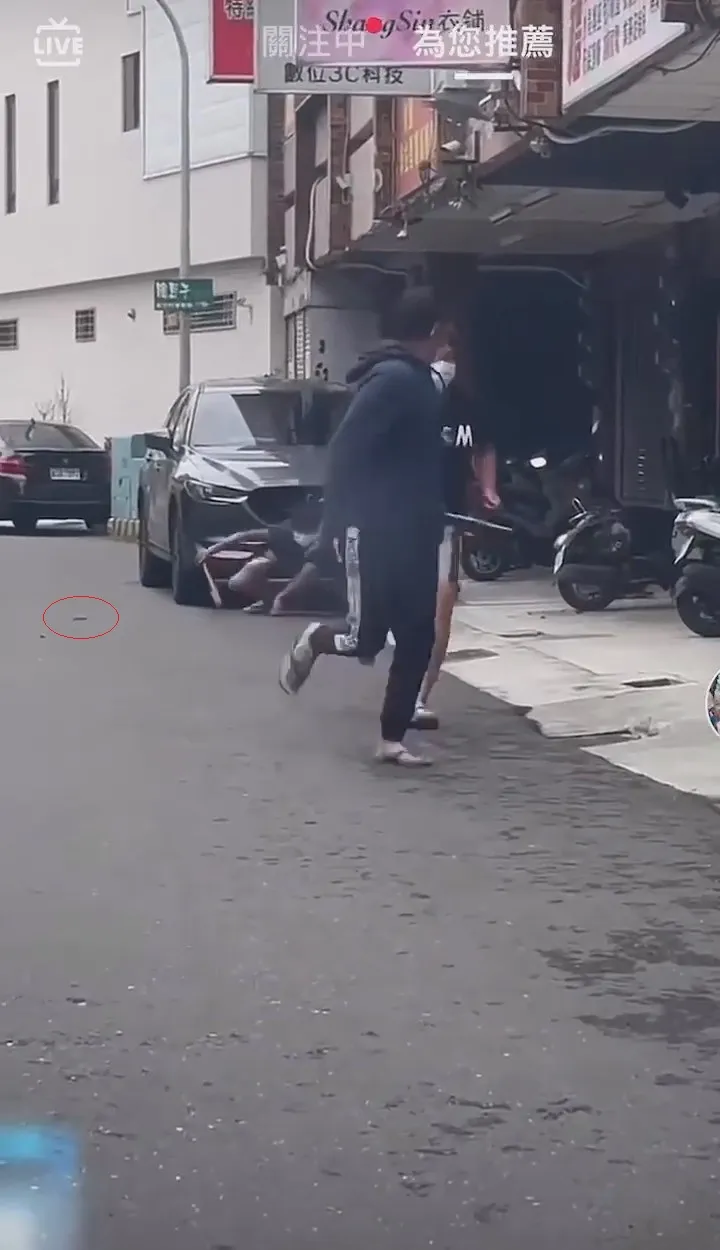 砸店者摔落地面，連手機（紅圈處）掉出都不知道。翻攝自臉書「爆廢公社二館」