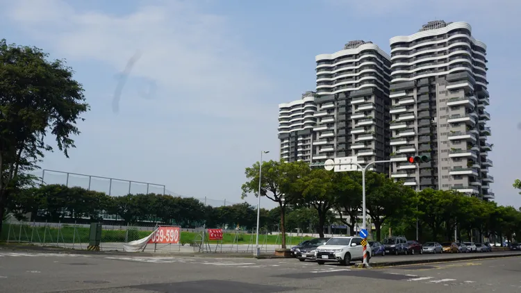 高雄新市鎮中古屋房價出現大幅增值，當中部分轉售戶已達3字頭房價。葉家銘攝