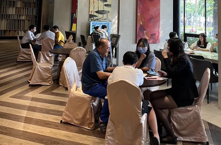 「郡都橋科大極」上週開始接待VIP客戶，現場有不少購屋族賞屋，為高雄今年少見銷售較佳個案。葉家銘攝