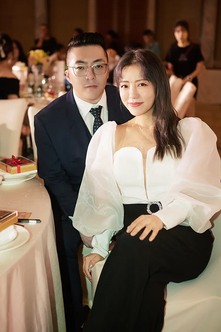 弟弟加入催婚丁噹的行列。相信音樂提供