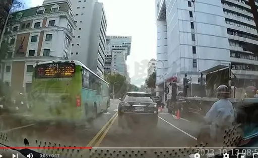 超狂公車駕駛！北市街頭逆向超車　民眾看傻怒檢舉　