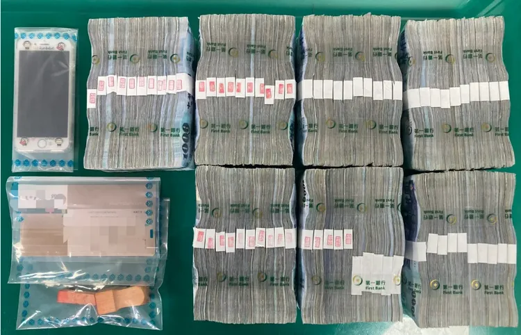 警方破獲詐騙水房集團，起出大批贓款。民眾提供