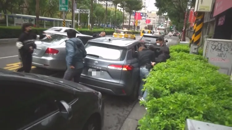 警方攻堅圍捕陳姓女車手。民眾提供