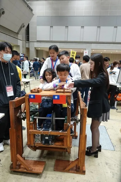 太酷！課桌椅改造「巨獸二代」　蘭潭國中驚豔日本創客展