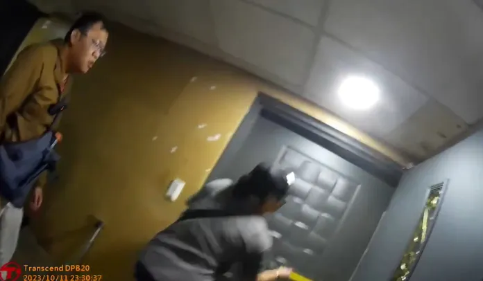 警方破門攻入應召站。翻攝自記者爆料網