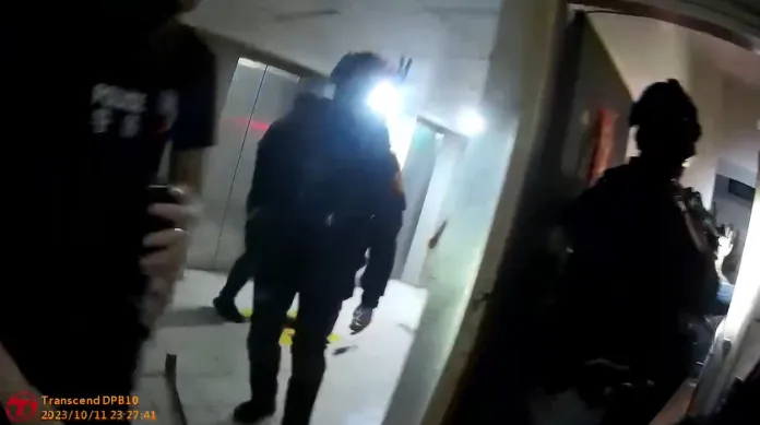 員警全副武裝攻堅進入應召站。翻攝自記者爆料網