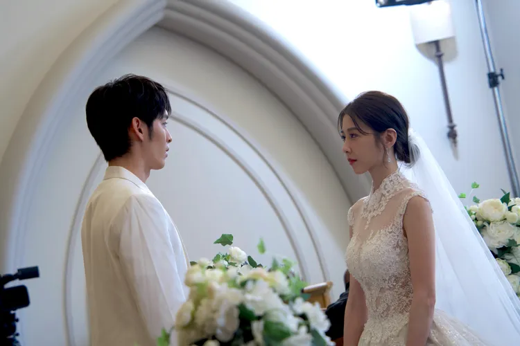 邵雨薇在《火星上的維納斯》為讓男性了解結婚生子過程，披白紗與曹佑寧結婚。CJ ENM HK提供
