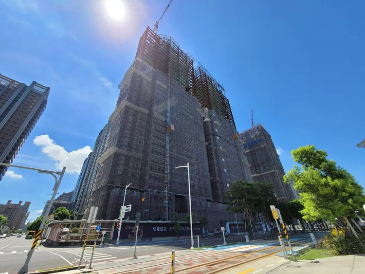 北高雄具備台積電效應與許多小坪數住宅撐價，讓豪宅案「御皇苑」實登最高71萬元。葉家銘攝