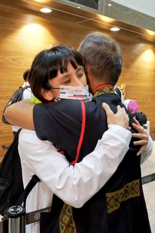 谷筱霜的爸爸谷安昌特地帶著鮮花接 機，並給谷筱霜一個大擁抱，他回想起比賽當天，他 就曾告訴谷筱霜「你放心，我相信金牌一定是你 的」。 中央社