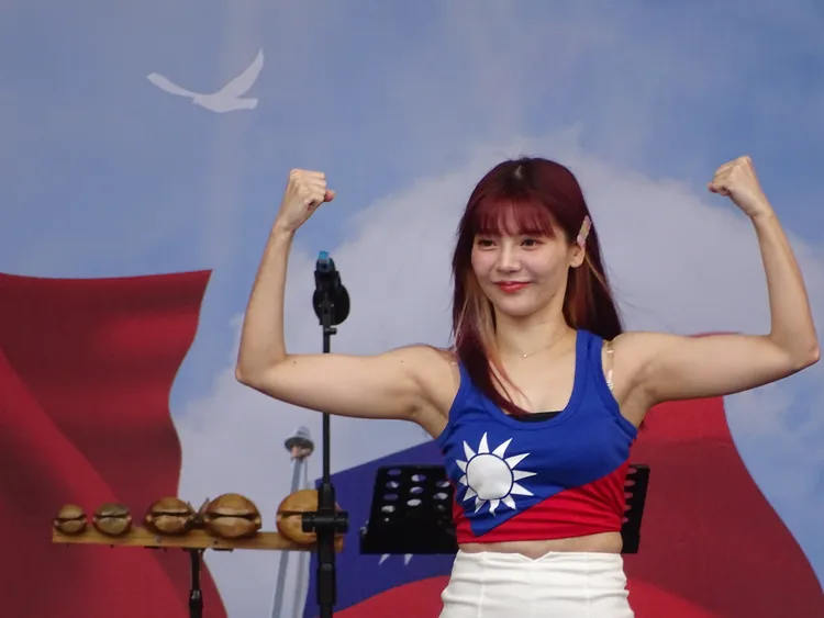 國旗女孩上台。江孟謙攝