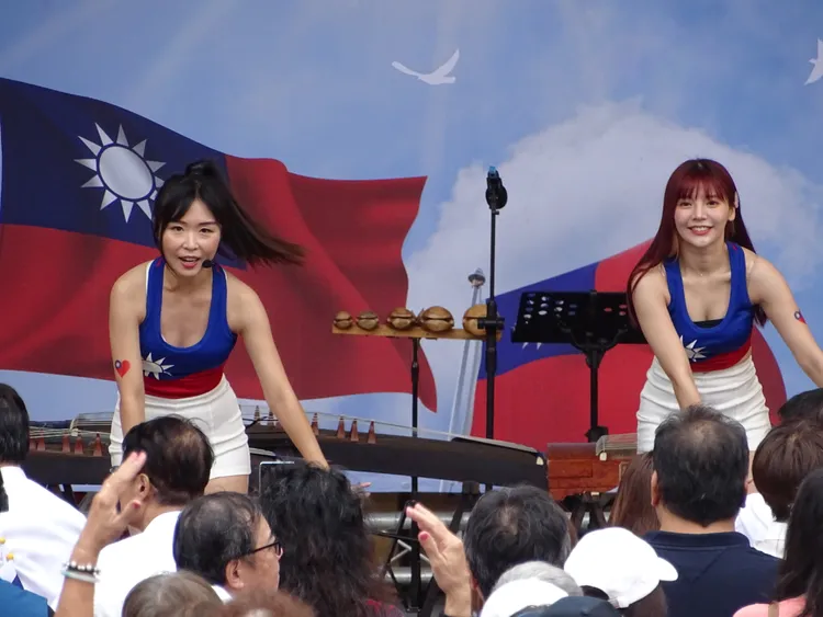 國旗女孩上台熱舞。江孟謙攝