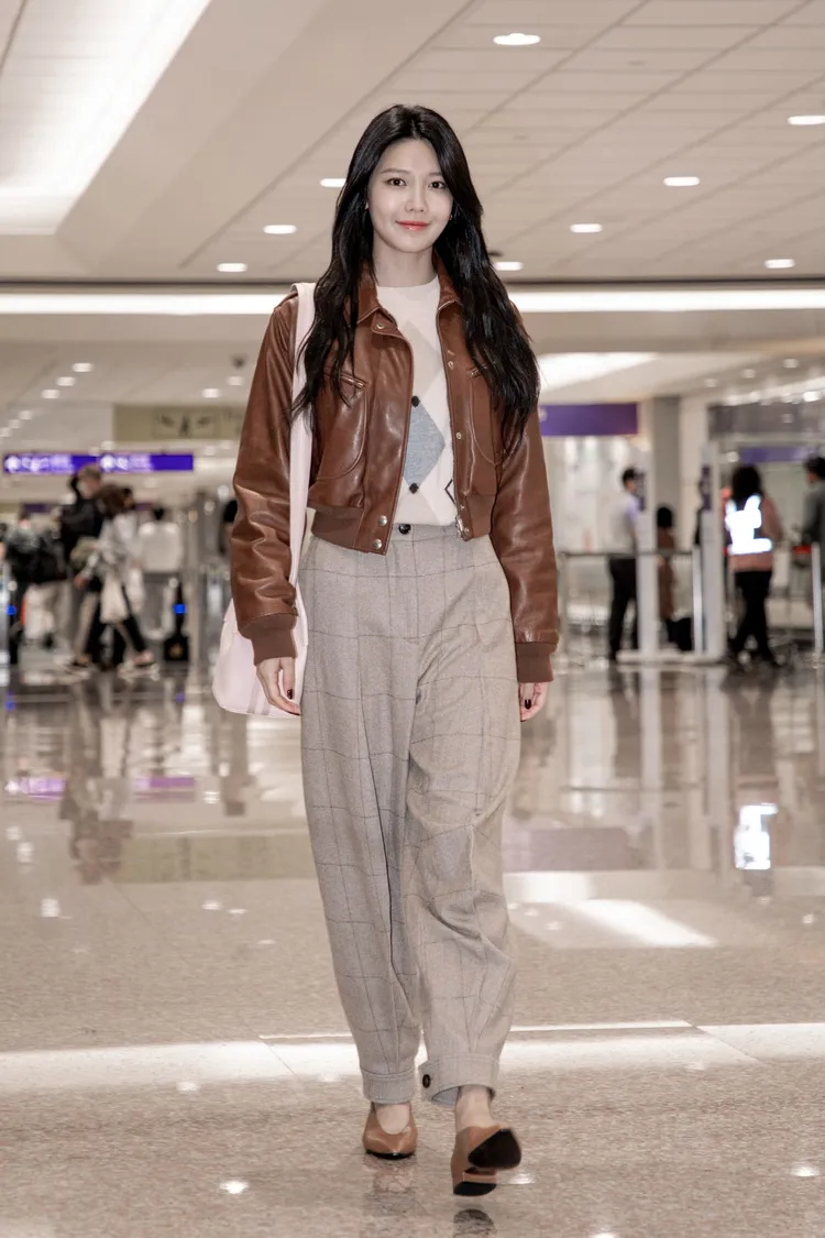 秀英身著Loro Piana秋冬系列飛抵台灣。品牌提供