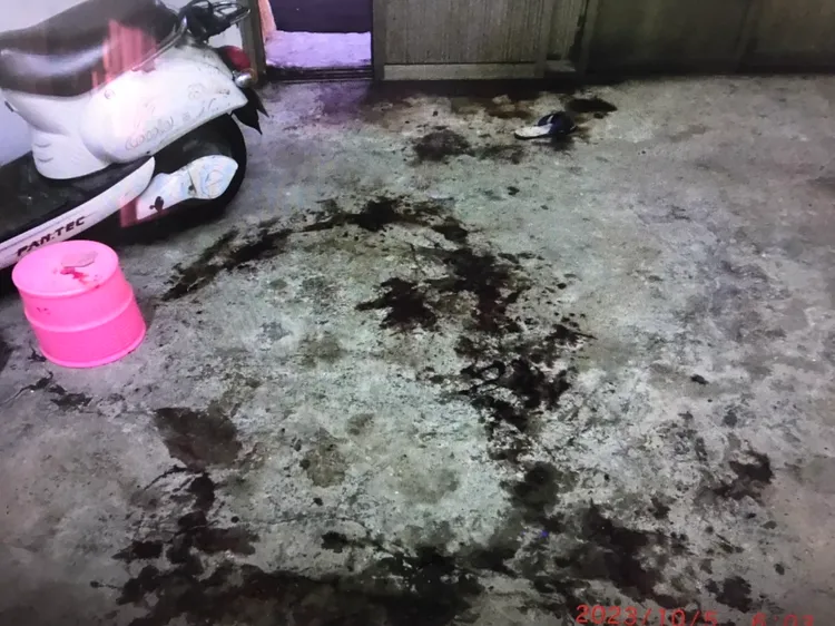 陳姓婦人受傷後倒臥血泊。民眾提供
