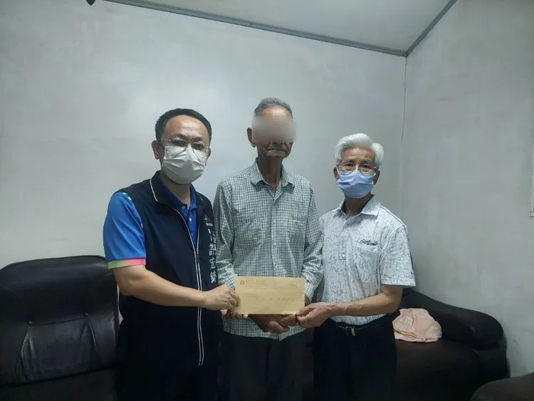 大安區長許宏綺（左）與海墘里長王勝宗（右）代表盧市長慰問家屬。市府提供