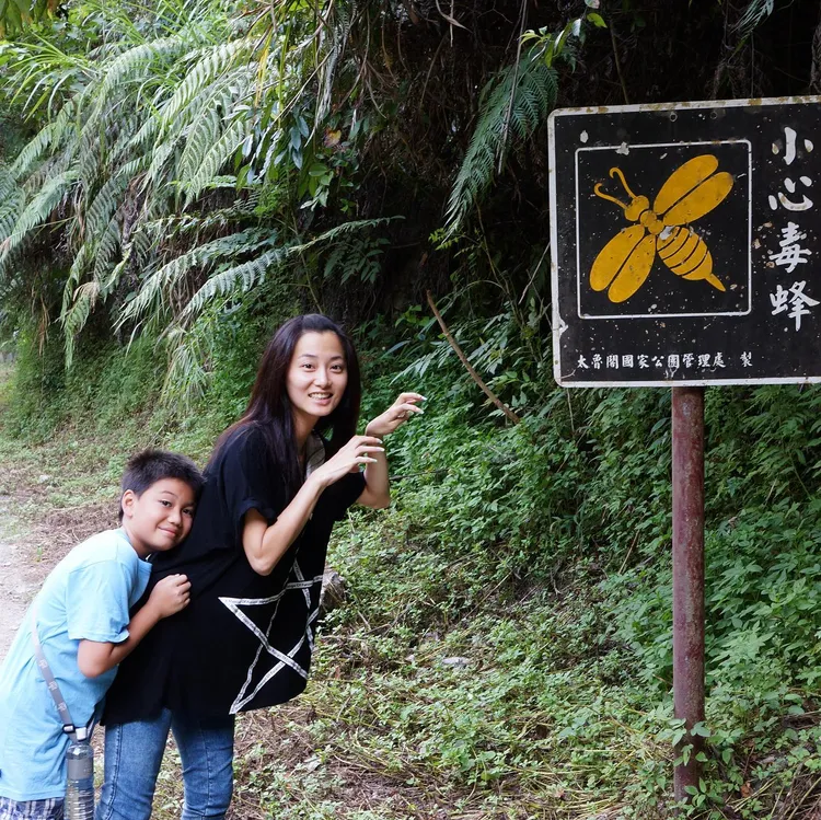 網友說：「看著小喬一路疼愛銓銓，真是值了！」圖為劉子銓童年時與趙小僑出遊照。翻攝趙小僑臉書