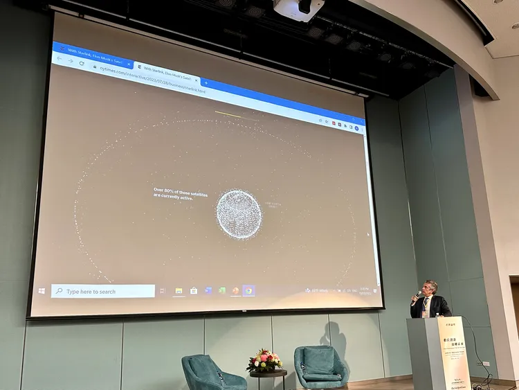 Dunbar-Johnson展示《紐約時報》對特馬斯克在衛星網絡主導地位的報導。王良博攝