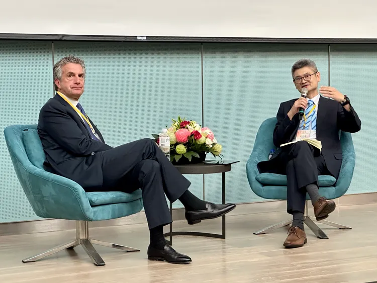 左為Stephen Dunbar-Johnson，右為政大產創總中心營運長鄭至甫。王良博攝