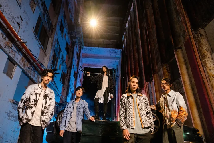 麋先生〈壞蛋〉MV打造180度翻車大場面。相信音樂提供