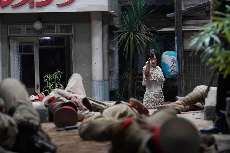 綾瀨遙在《Revolver Lily》變身特務，有許多精彩的動作戲。釜山影展提供