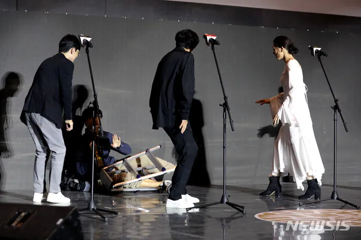 影展攝影師站在梯子上想捕捉女神倩影，一個不留神跌倒，綾瀨遙（右）嚇到。翻攝Newsis