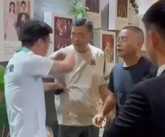 男子為了一條狗,穿離婚快樂上衣在婚禮現場鬧場。取自微博