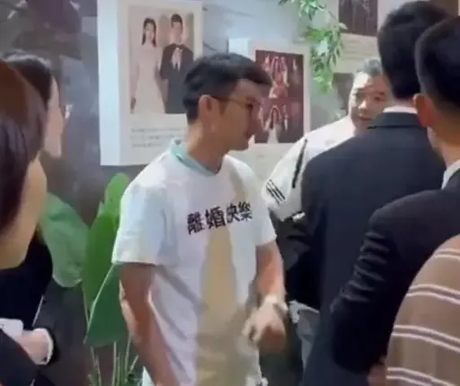 男子穿「離婚快樂」上衣大鬧婚禮 知情人曝奇葩理由:是牠的前任
