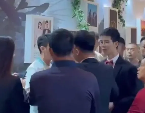 新人面對友人鬧場顯得很無奈。取自微博