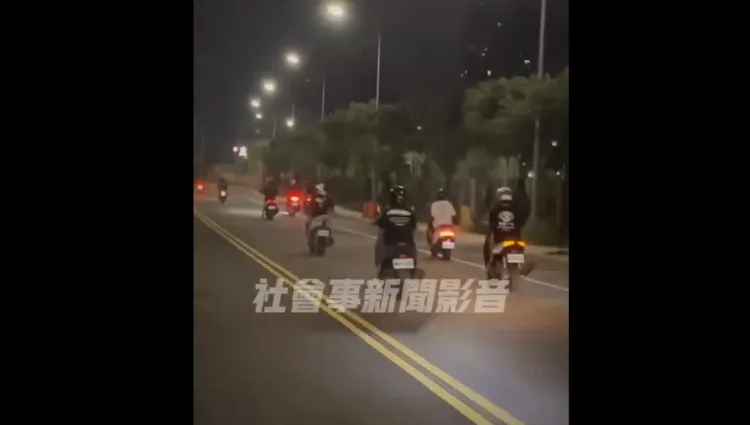 這群年輕人透過網路號召。翻攝自社會事影音