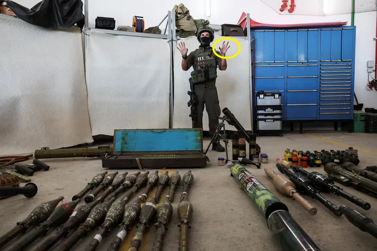 為了處理火炮爆裂物而受傷的「9指」軍官。路透社