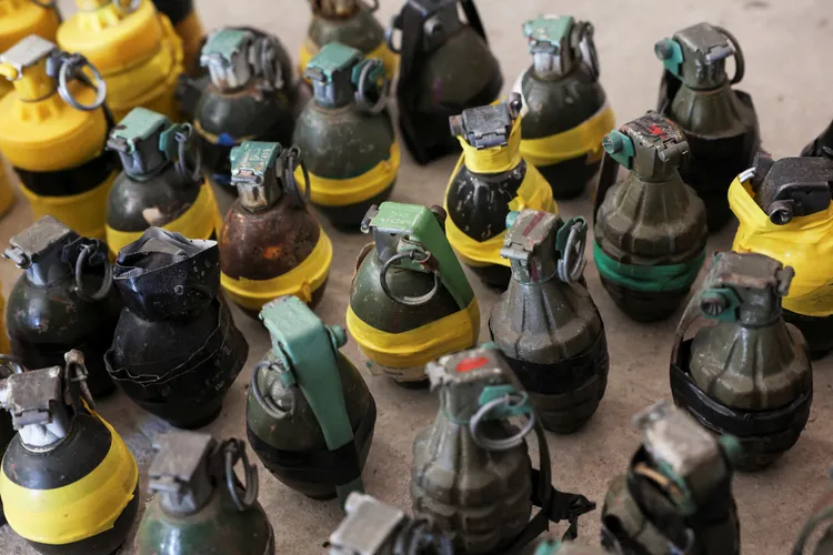 各種不同年代的老舊堪用手榴彈。路透社