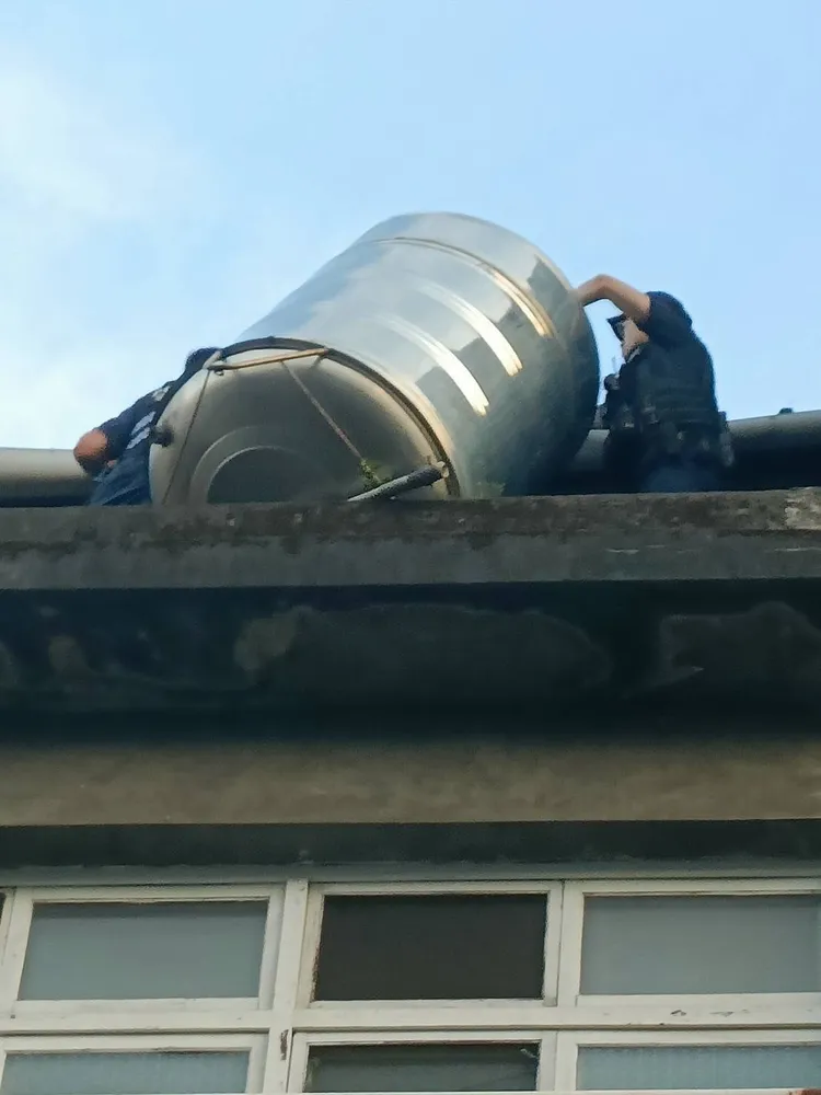 警員上樓把塔移至安全處。桃園警分局提供