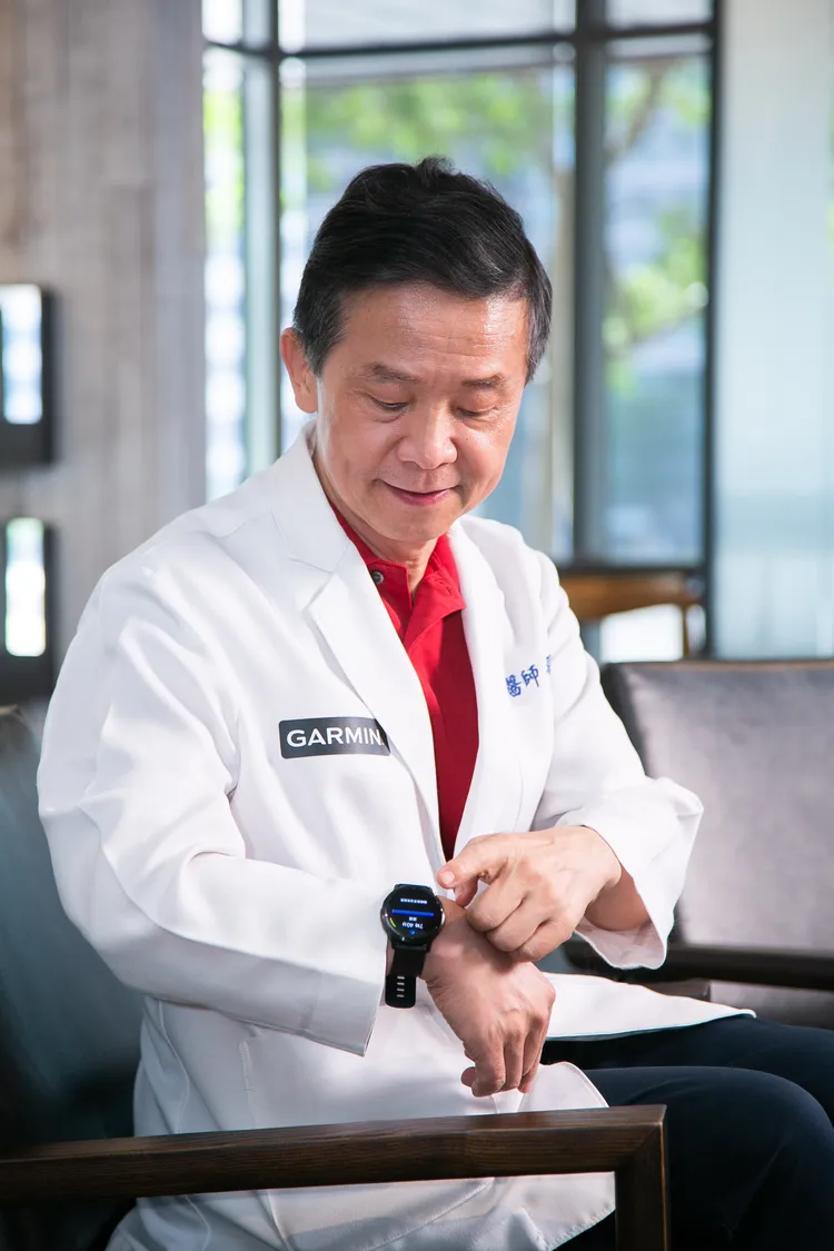 楊聰才身心診所院長楊聰財日常透過智慧穿戴裝置監測自己每天的睡眠狀態。業者提供