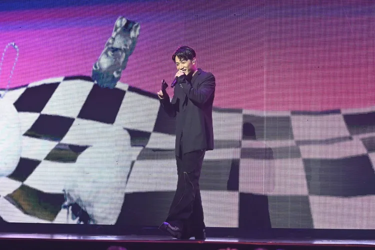 熊仔在台上開「地圖砲」。娛樂中心攝