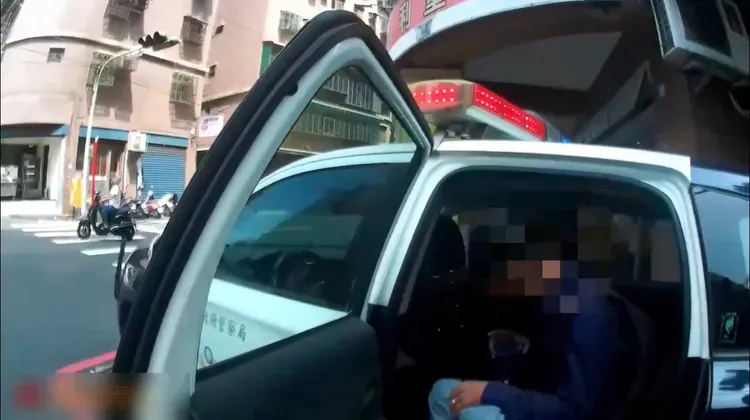 警方於新北市五股區一間超商外埋伏，逮捕詐團車手、監控手。翻攝畫面