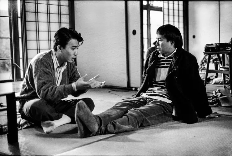 侯孝賢（右）與梁朝偉在《悲情城巿》片場討論。資料照片