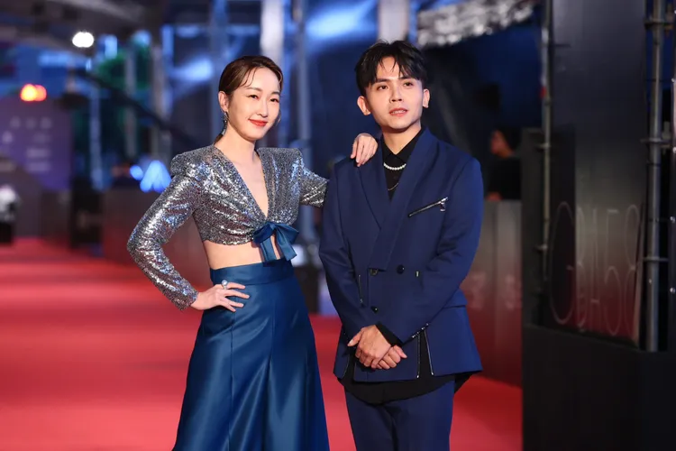 金鐘紅毯主持人巴鈺（左）與黃豪平。攝影中心攝