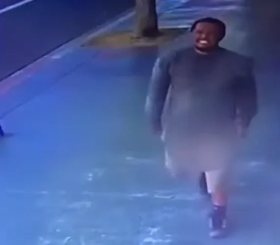 惡劣男子邊走邊脫褲。翻攝LAPoliceDepartment