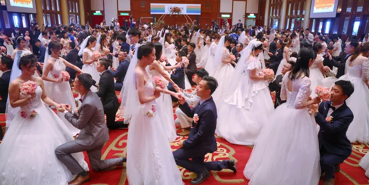 中華電信112年員眷集團婚禮29日在台北圓山大飯店舉行，過程中進行新郎單膝下跪向新娘求婚儀式。中央社