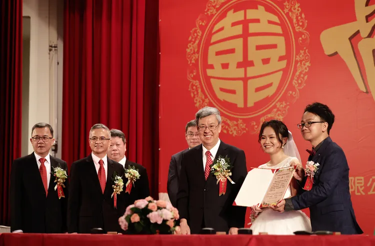 中華電信112年員眷集團婚禮29日在台北圓山大飯店舉行，行政院長陳建仁（右3）出席為新人證婚，並致詞祝福。左2為中華電信董事長郭水義。中央社