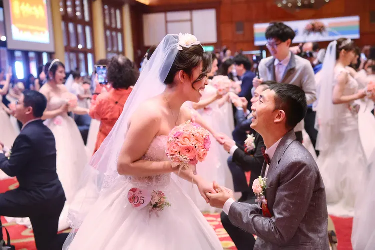 中華電信112年員眷集團婚禮29日在台北圓山大飯店舉行，並進行新郎向新娘求婚的儀式，現場洋溢幸福氛圍。中央社