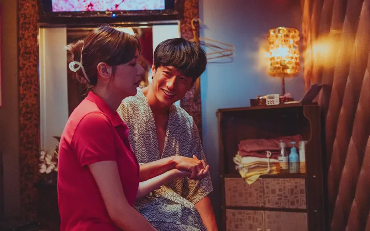 郭雪芙（左）、劉俊謙飾演單元「站一個晚上」。Netflix提供