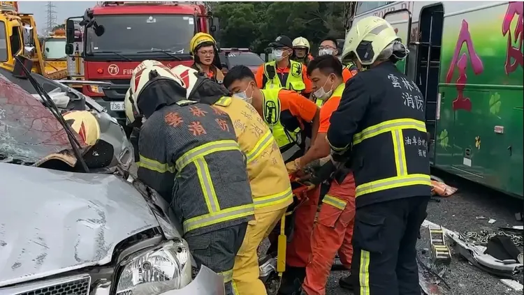 消防人員搶救傷者。民眾提供