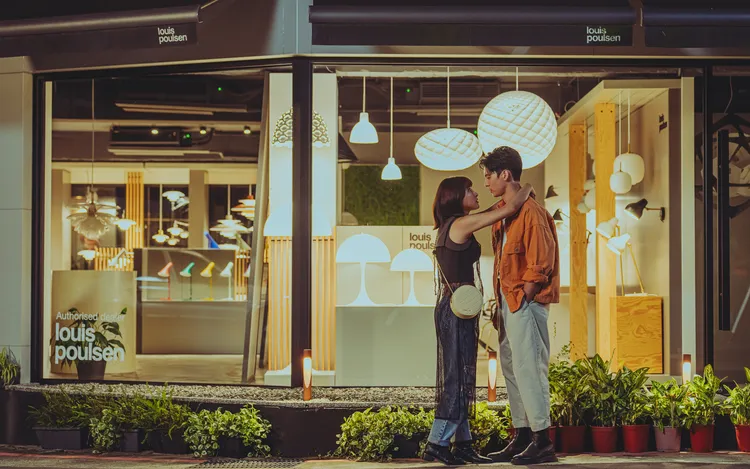 林柏宏（右）疑似成中央空調與峮峮有親密戲。 Netflix提供