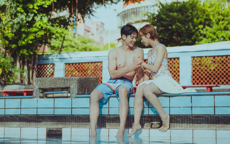 林柏宏（左）、Lulu黃路梓茵泳池約會擁抱。Netflix提供