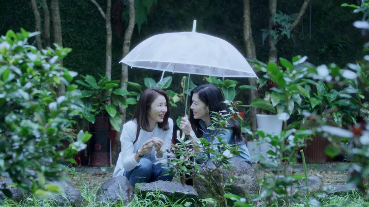 《此時此刻》獻多元戀愛拼盤，林心如（左）和林熙蕾譜唯美情。Netflix提供