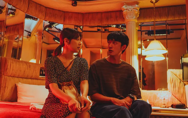 郭雪芙（左）與劉俊謙預告中同坐在雙人床上畫面曝光。 Netflix提供